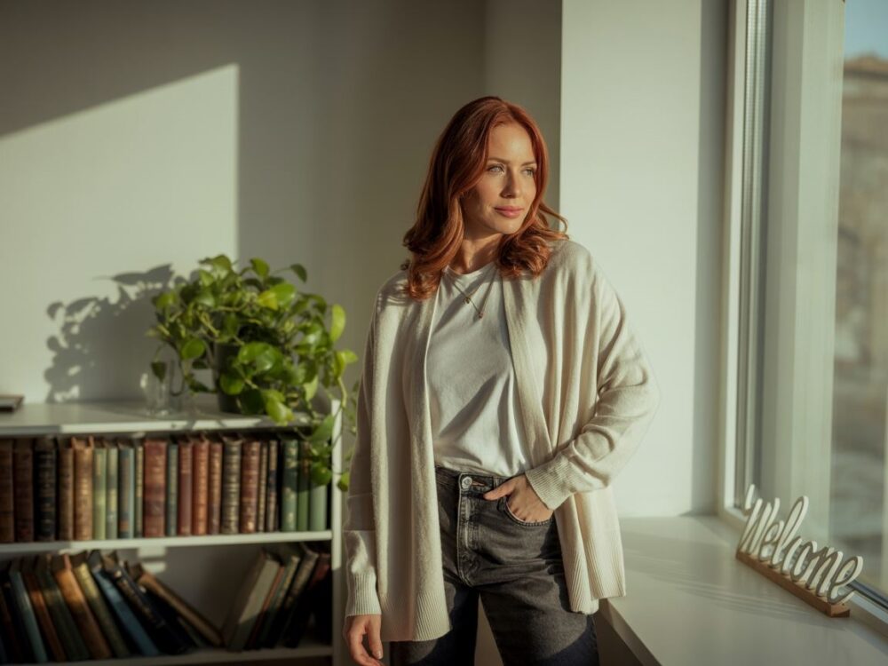 biała koszulka pod kardiganem