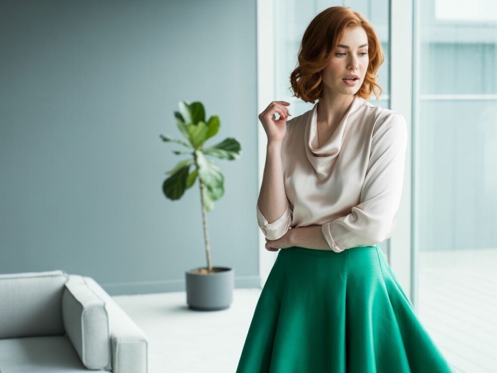 elegancka kobieta w zielonej spódnicy